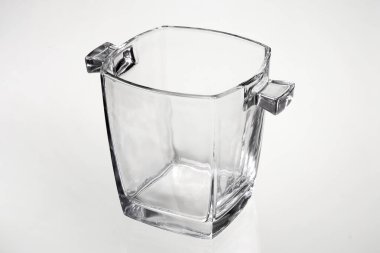 Modern cam buz kovası, izole.