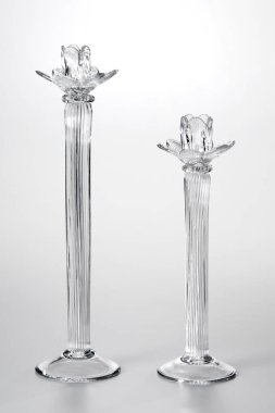 Bir çift geleneksel cam mum tutacağı, izole edilmiş.