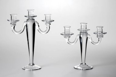 Masada oturan bir çift cam şamdan.