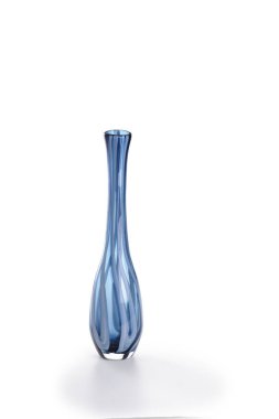 Mavi uzun cam vazo, izole edilmiş.