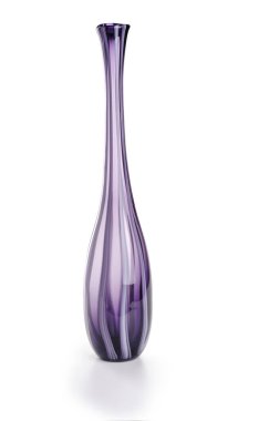 Mor uzun cam vazo, izole edilmiş.