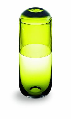 Siyah kapaklı yeşil cam bir vazo.