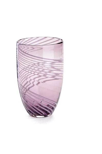 Etrafında dekoratif çizgiler olan pembe cam vazo, izole.