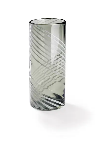 Etrafında dekoratif çizgiler olan gri cam vazo, izole.