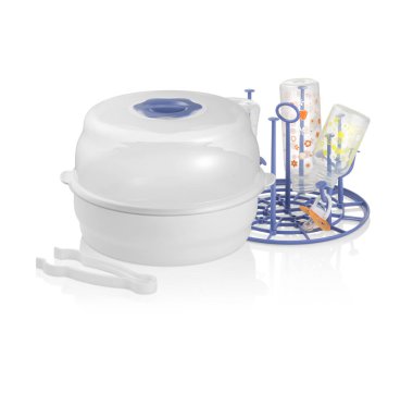 Kurutulmuş tencere ve izole edilmiş bebek şişeleri.