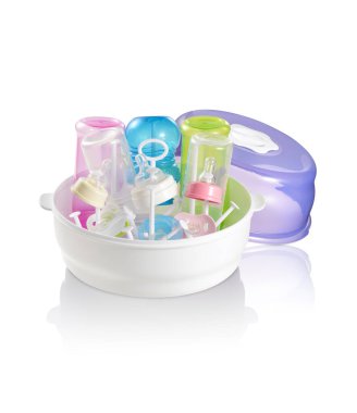 İçinde bebek şişeleri ve emzikler olan kuru askı.