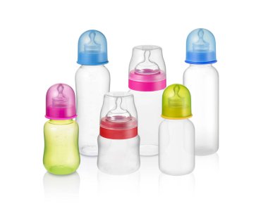 Farklı boyutlarda, çok renkli kapaklı bebek şişeleri izole edilmiş.