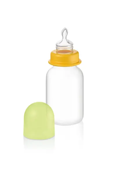 Sarı yüzüklü, yeşil şapkalı küçük bir bebek şişesi. 