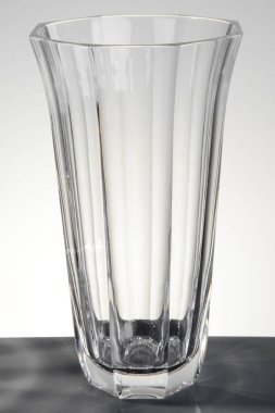 Lale şeklinde cam vazo, izole edilmiş.