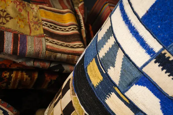 Arkasında geometrik desenler ve yama kumaşları olan mavi yama kumaşının ayrıntıları