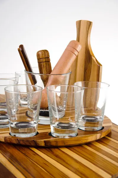 6 shot bardaklı Caipirinha setinin detayları, tahta kesme tahtası ve kurcalayıcılar, beyaz üzerine izole edilmiş.