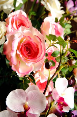 Bir buketin üzerindeki pembe bir gülü kapat.