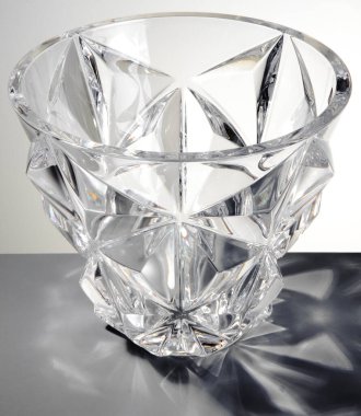 Kenarları olan saydam cam vazolar, izole edilmiş.