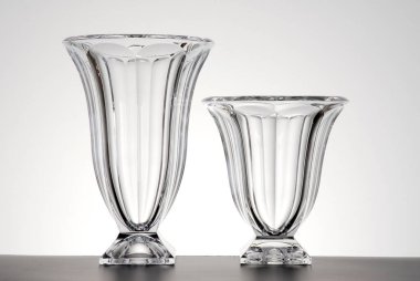 Bir çift lale şeklindeki cam vazolar, izole edilmiş.