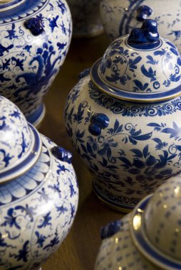 Seramik porselen vazoların ayrıntıları.