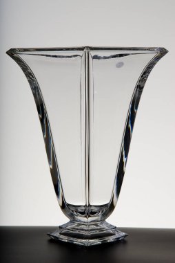 Lale şeklinde şeffaf cam vazo, izole edilmiş.