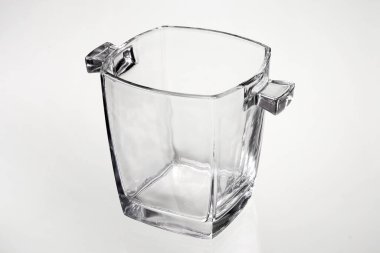 Modern cam buz kovası, izole.