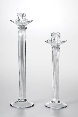 Bir çift geleneksel cam mum tutacağı, izole edilmiş.