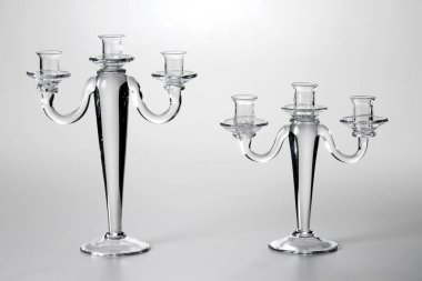 Farklı boyutlarda, izole edilmiş cam mum tutacakları.