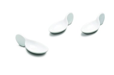 Üç boş modern oval beyaz porselen sos kabı, beyaz üzerine izole.