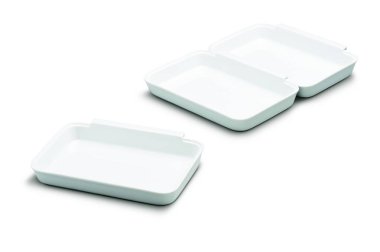 Üç basit dikdörtgen seramik plaka, beyaz üzerine izole edilmiş.