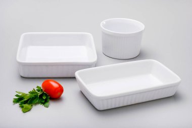 İki adet dikdörtgen beyaz seramik yiyecek kabı, beyaz üzerine izole edilmiş.