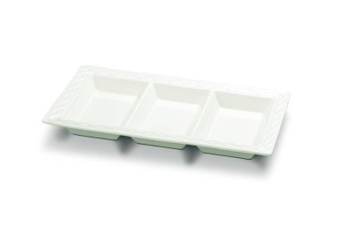 Boş beyaz seramik aperatif tabağı, üç bölmeli, beyaz üzerine izole edilmiş.