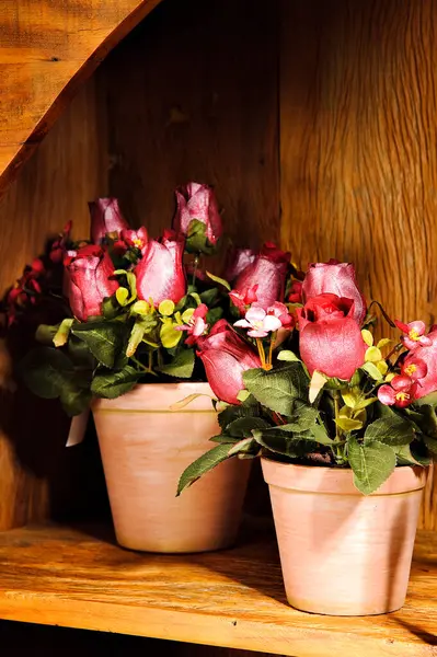 Tahta bir arka planda vazoda güzel bir buket çiçek..