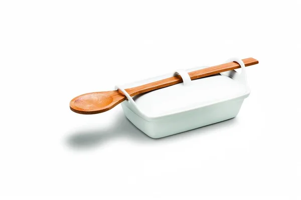 Dikdörtgen beyaz kaplı ahşap kaşıklı seramik fırıncı, beyaz üzerinde izole