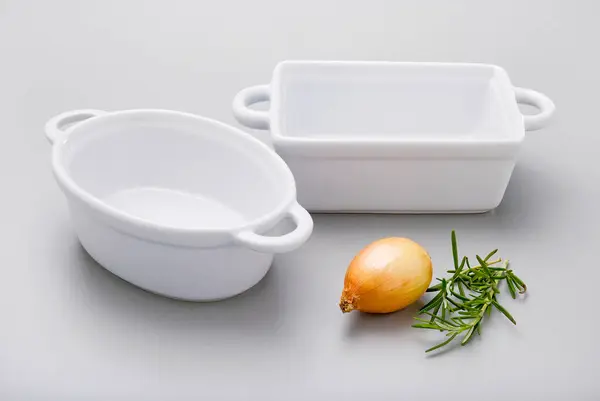 Beyaz arka planda taze sebzeler ve otlar..