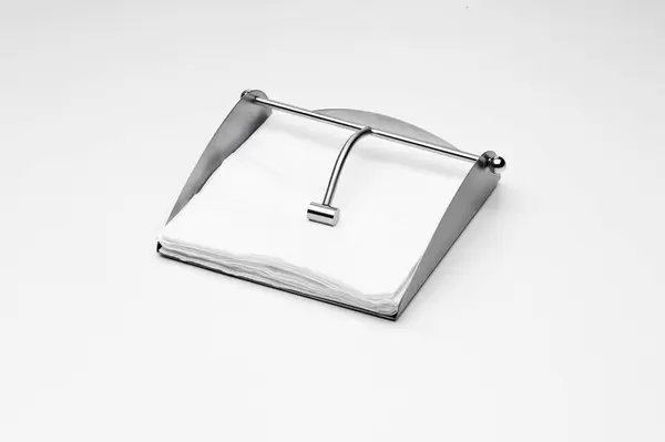 Plastik ve metal peçete tutacağı, beyaz üzerine izole edilmiş.