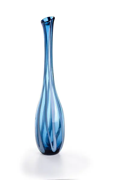 Mavi uzun cam vazo, izole edilmiş.