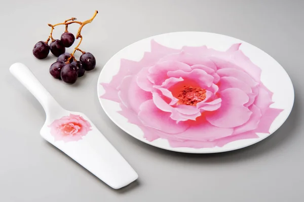 Yuvarlak pasta tabağı ve kek küreğiyle, gül desenli, izole