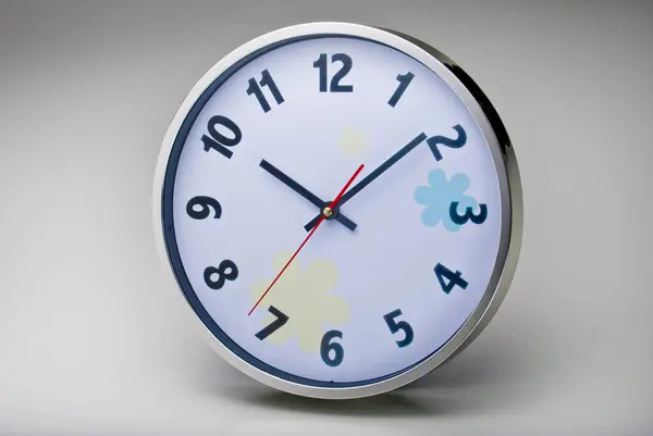 Простий Круглий Настінний Годинник Ізольований Ліцензійні Стокові Зображення