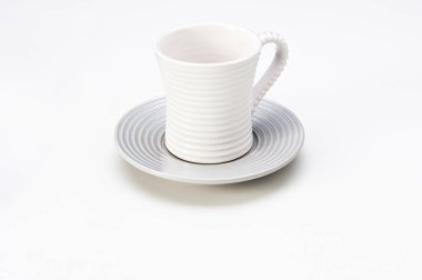 Çağdaş, beyaz tencereli, boş seramik bardak.