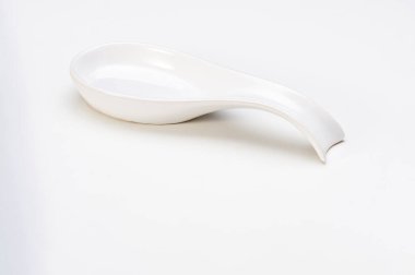 Modern beyaz seramik kaşık, beyaz üzerine izole edilmiş.
