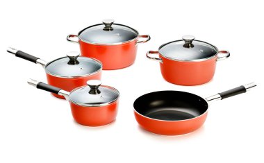 Cam kapaklı metal kablolu yapışmaz tava seti, beyaz arkaplanda izole.