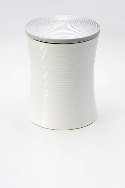 Uzun beyaz seramik kap, kum saati şeklinde, beyaz üzerine izole edilmiş.