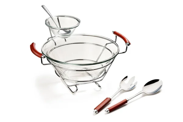 Salata ya da aperatifler için boş büyük bir cam kase. Kenarına yapışmış daha küçük bir cam kase. Soslar ve soslar için fazladan yer açıyor. Beyaz bir arkaplanda izole edilmiş.