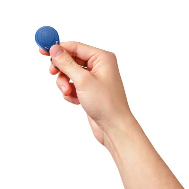 Beyaz arka planda izole edilmiş, mavi, basit yakınlık etiketi tutan beyaz el.