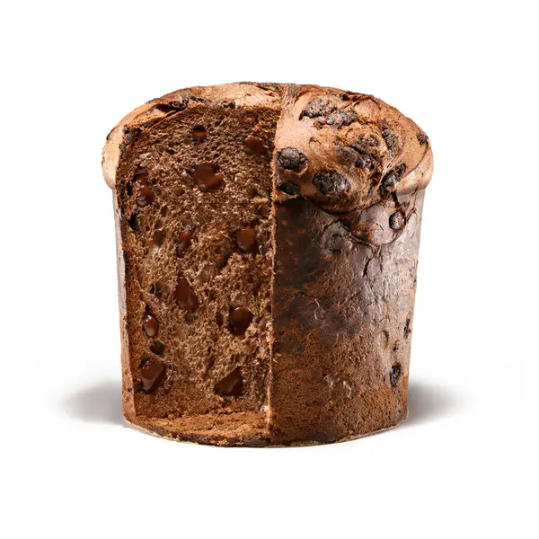 Panettone, İtalyan usulü tatlı ekmek, içinde dilimlenmiş çikolata parçacıkları var, genellikle Noel ve yeni yıl için hazırlanmış ve tadını çıkarılmış. Beyaz arkaplanda izole. 
