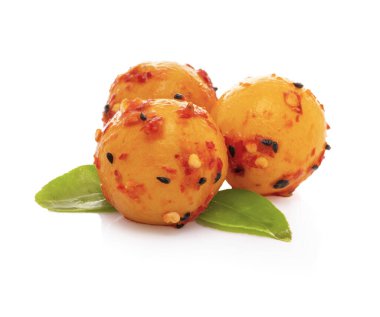 Beyaz Arkaplanda İki Baharatlı Limon İzole Edildi