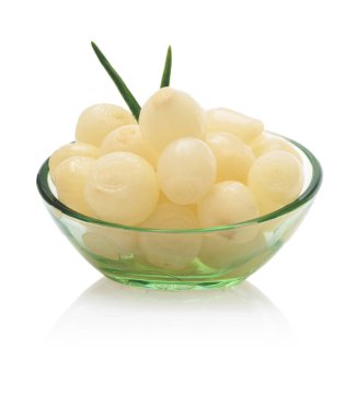 Lezzetli soğan turşusu yanında keskin, çıtır çıtır aromalı, beyaz arka planda izole edilmiş