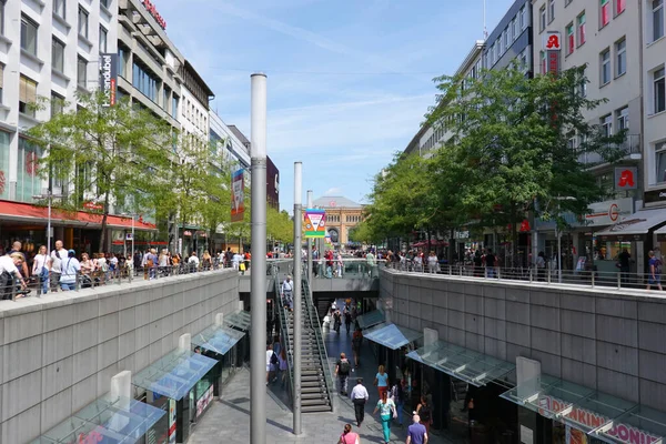 德国汉诺威 2022年8月2日 人们在Bahnhofstr和Niki Saint Phalle Promenade购物 图库照片