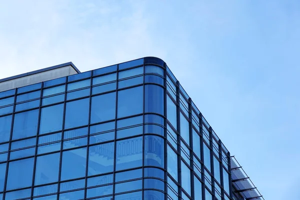 Modernes Bürogebäude Mit Glasfassade Vor Blauem Himmel — Stockfoto