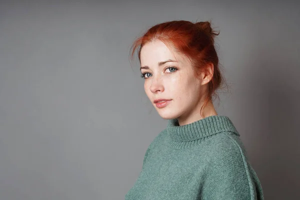 Młoda Kobieta Czerwonymi Włosami Bułka Zielone Rolki Szyi Pullover Szarym — Zdjęcie stockowe