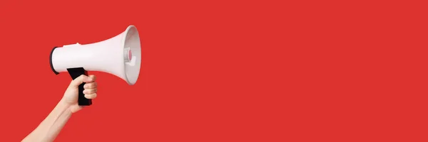 Женщина Держит Мегафон Красном Фоне Заголовок Копировальным Пространством — стоковое фото