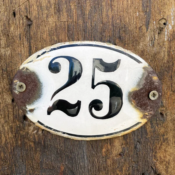 Nahaufnahme Der Alten Rostigen Hausnummer Gedenktafel Auf Holz — Stockfoto