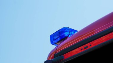 Kurtarma aracında mavi ışık. Almanya 'da Blaulicht olarak bilinen itfaiye aracı çatısı.