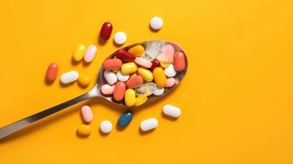 Ложка Полна Многих Таблеток Рецепта Лекарств Витаминов Дополнения Таблетки Желтом — стоковое фото